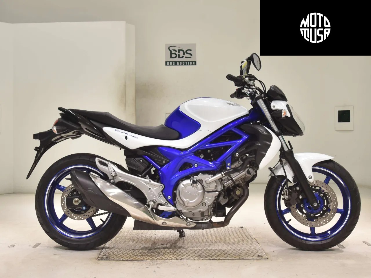 Suzuki Gladius 400 (Gradius 400) - фото 1