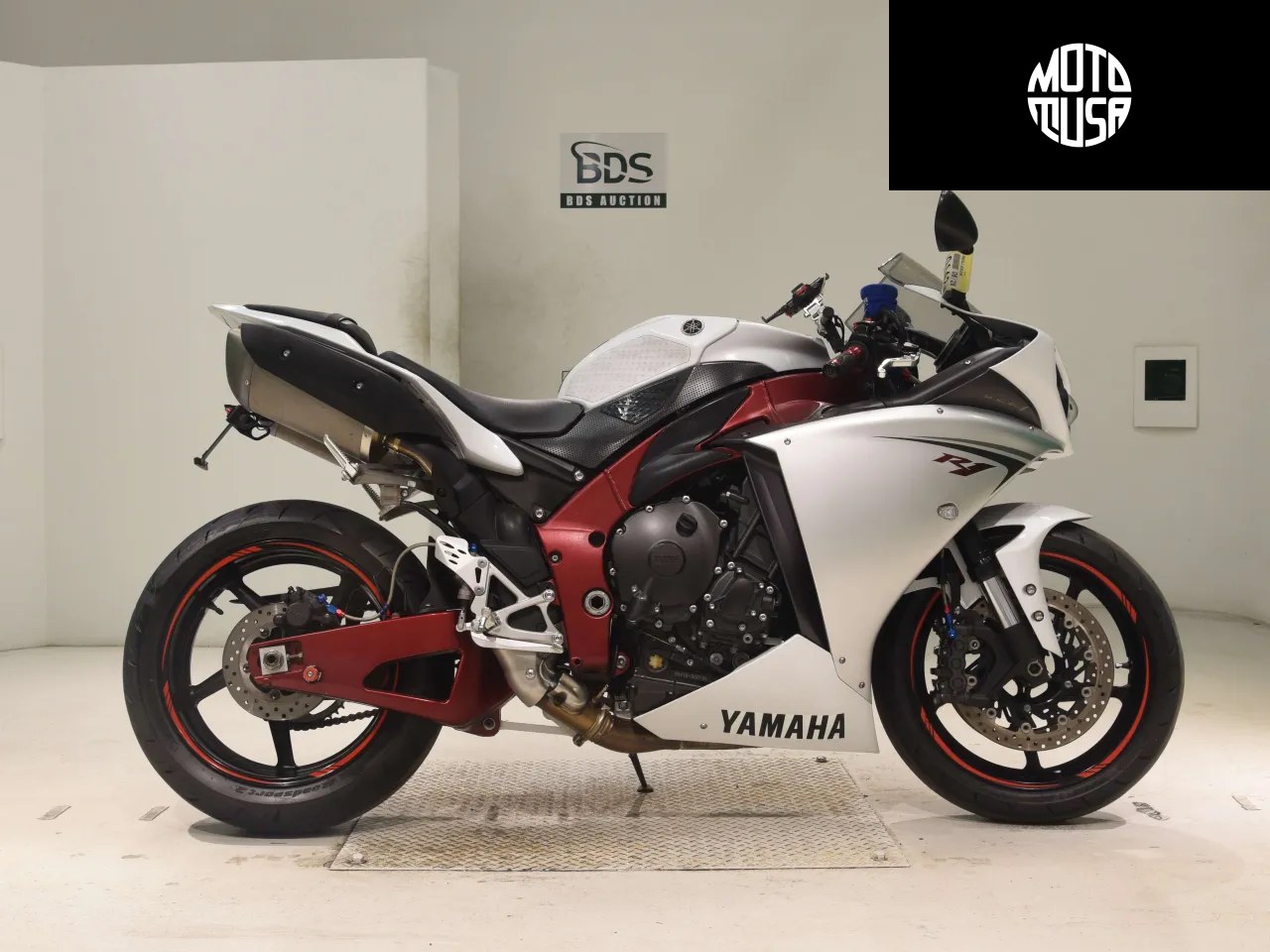 Yamaha YZF-R1 - фото 1