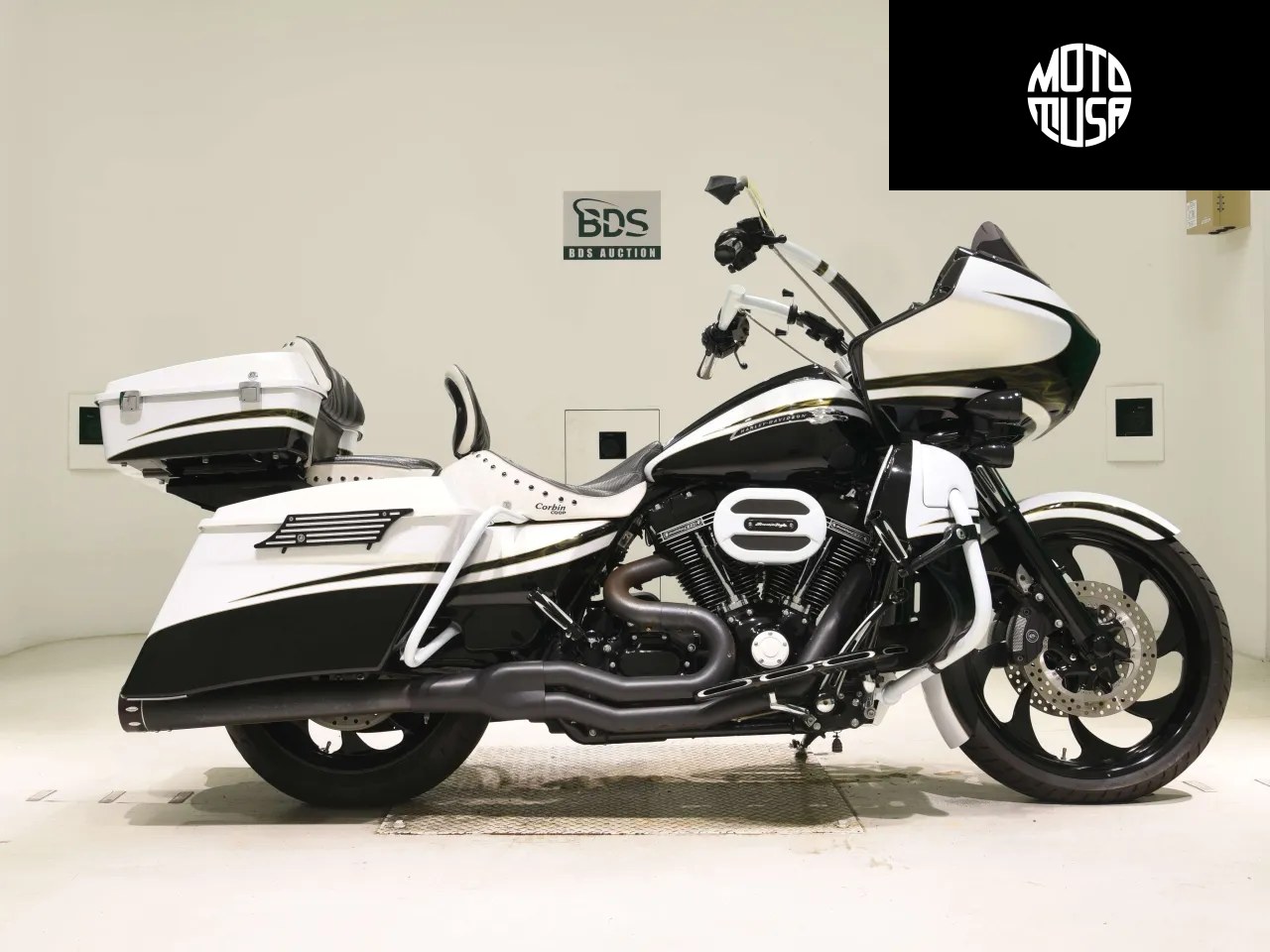 Harley Davidson CVO Road Glide Custom FLTRXSE 1800 (FLTRXSE1800CVO) - фото 1